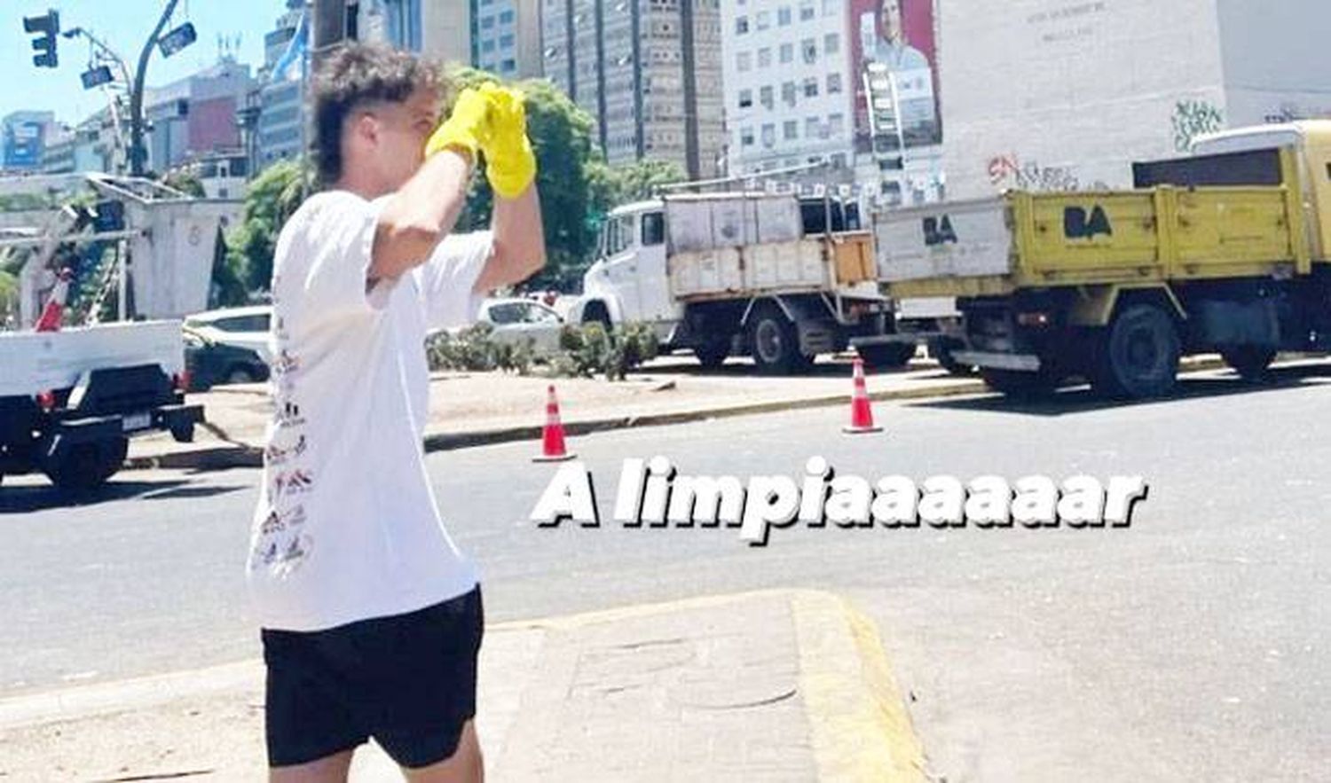 Santi Maratea fue a limpiar al Obelisco tras los festejos por la Selección