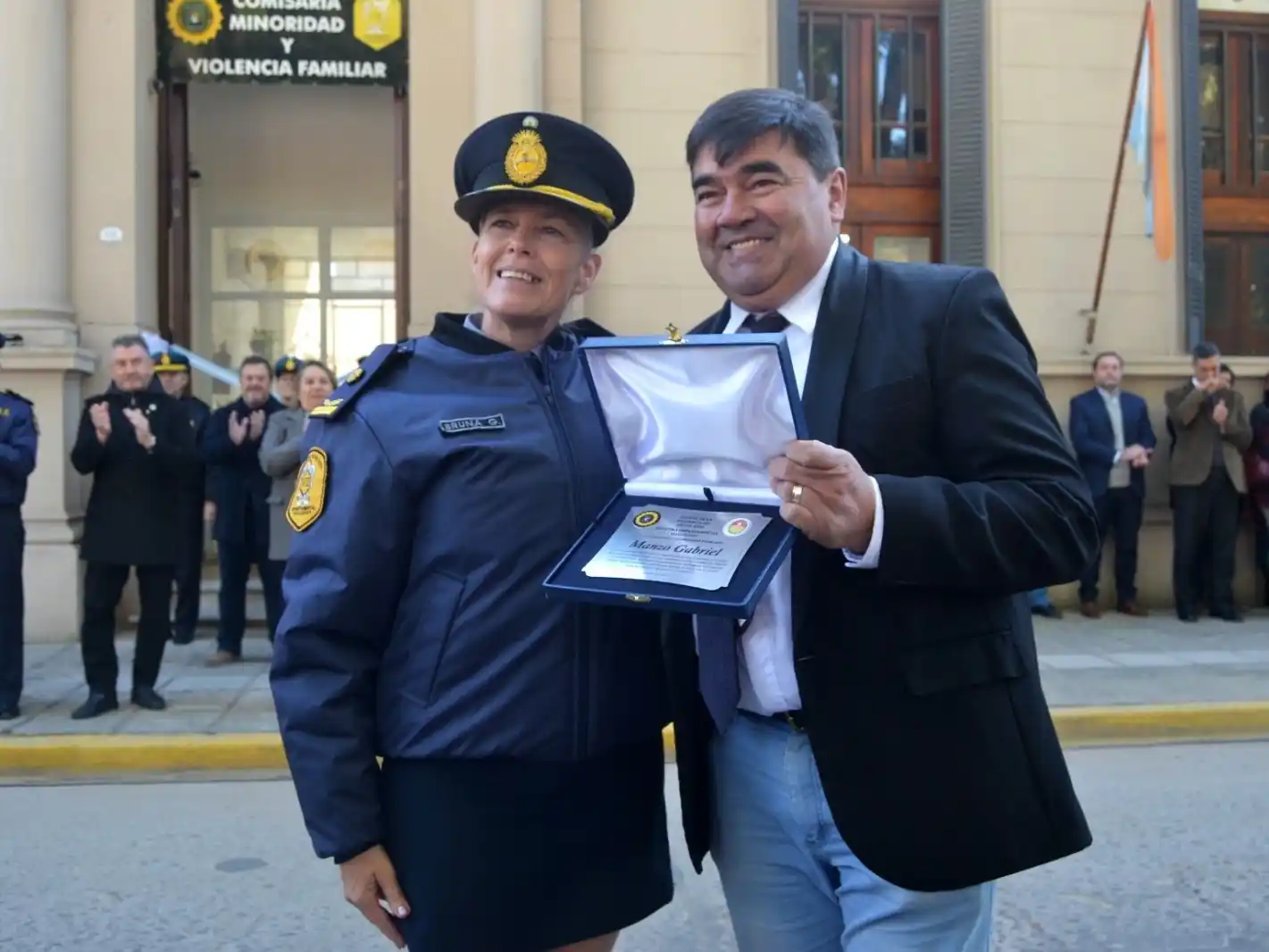 Gabriel Manzo recibió reconocimiento de parte de la Jefa Departamental, Gabriela Bruna.