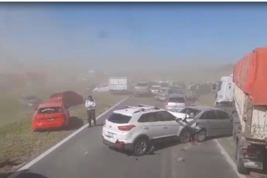 Impactante choque en la autopista con más de 80 personas involucradas: un muerto y decena de heridos
