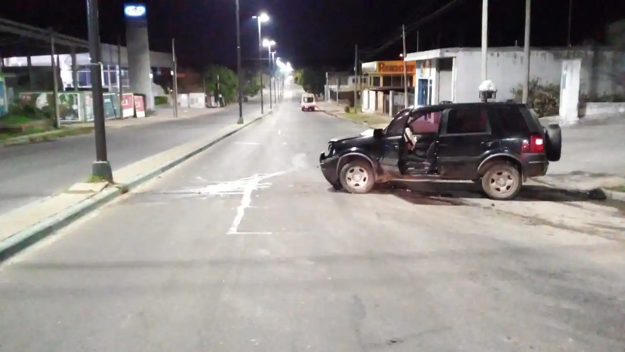 Alcoholizado al volante chocó su camioneta contra una columna de alumbrado