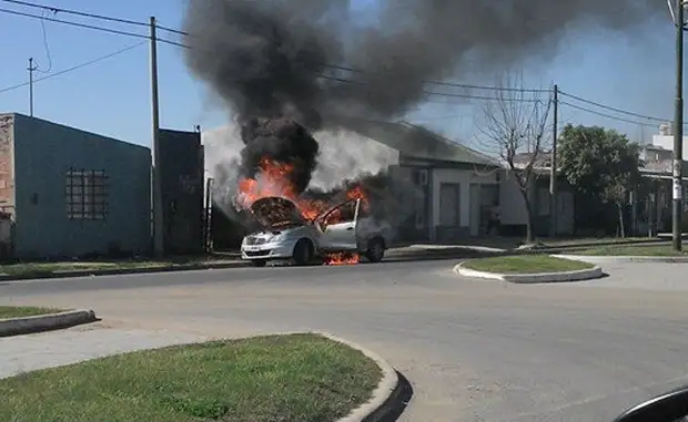 Un auto quedó destruido por las llamas