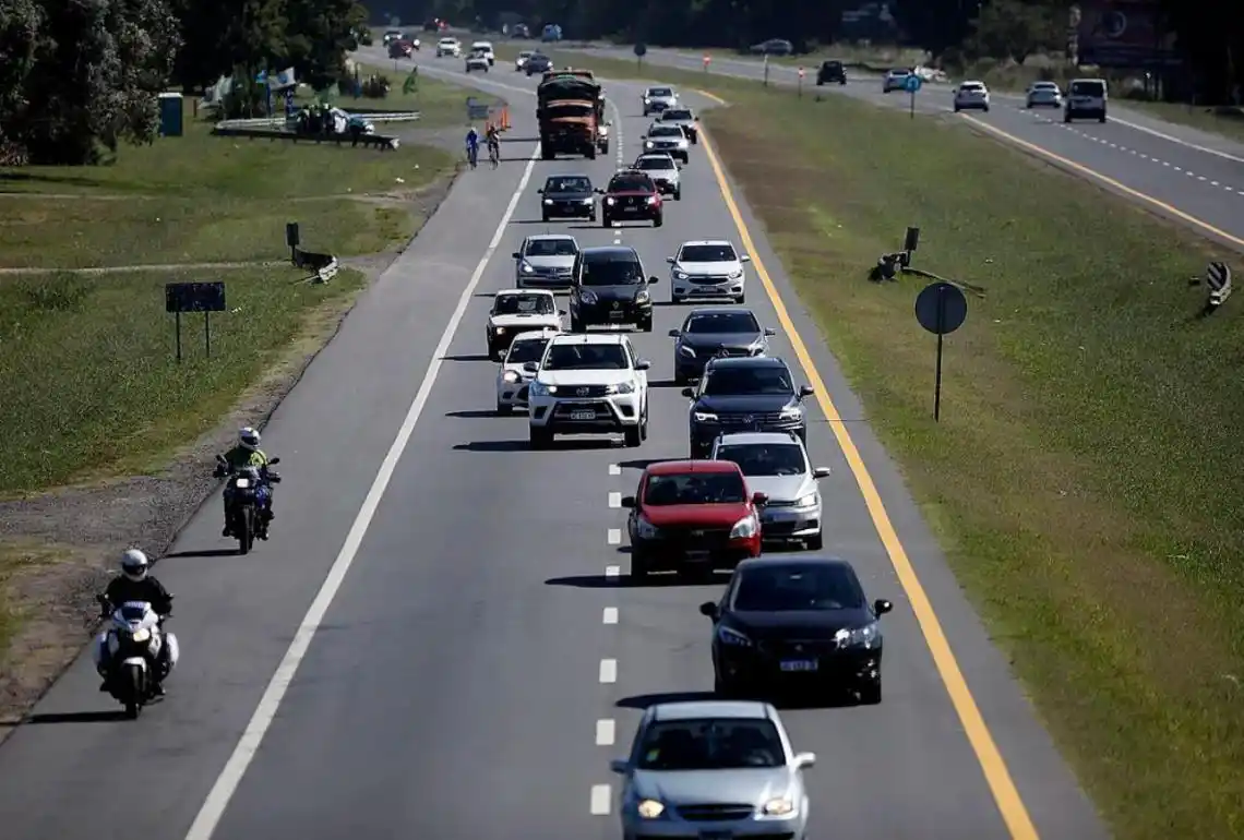 Finde XL: más de 2.000 autos circulan por hora en la ruta 2 con destino a Mar del Plata y la costa