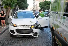 Un conductor embistió a dos vehículos en San Martin y Chacabuco
