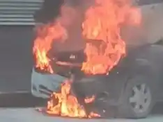 Impactante video: un auto se incendió frente a la Comisaría Primera y generó alarma en pleno centro