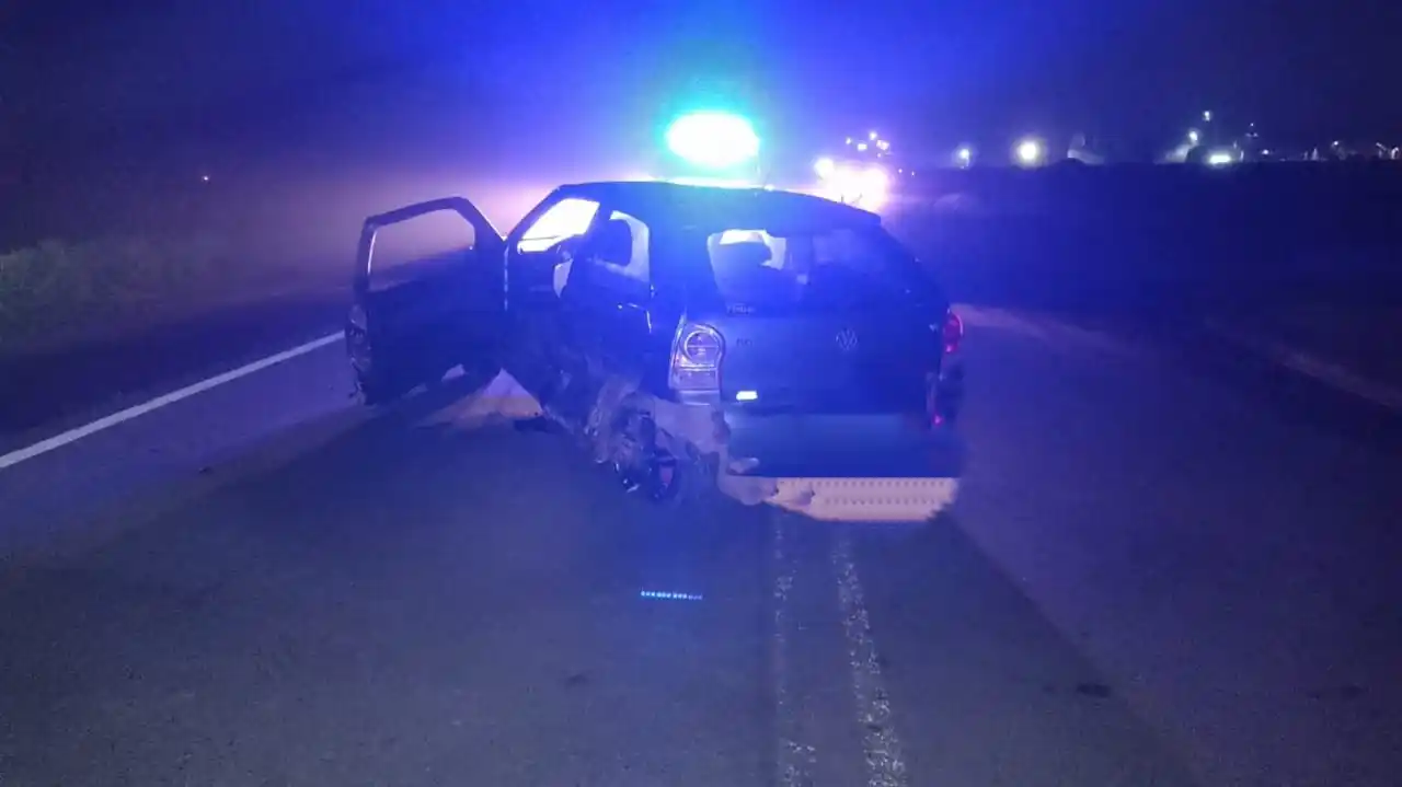 Chocaron dos autos de frente en la ruta 1: una mujer fue trasladada al Hospital