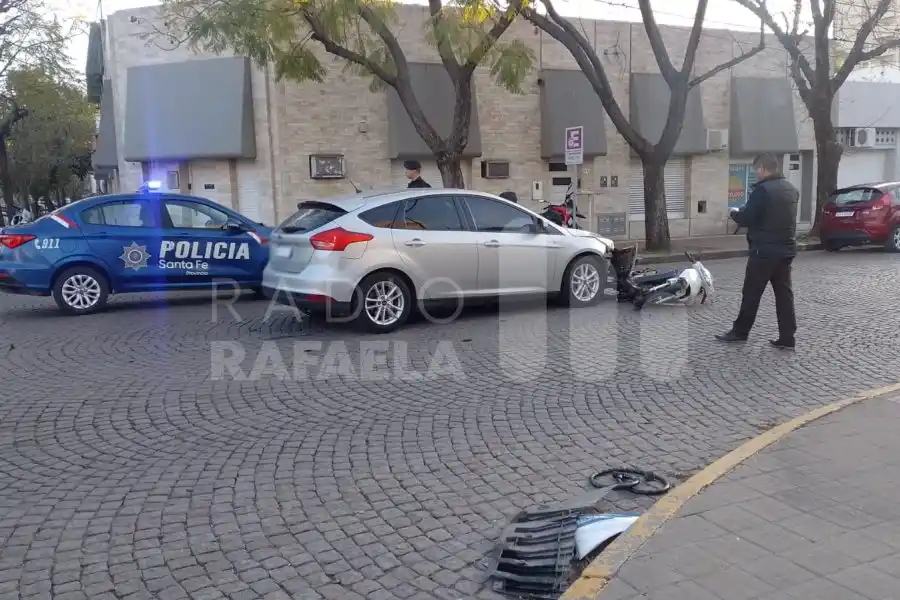 Una motociclista tuvo que ser trasladada por el 107 al chocar con un automóvil