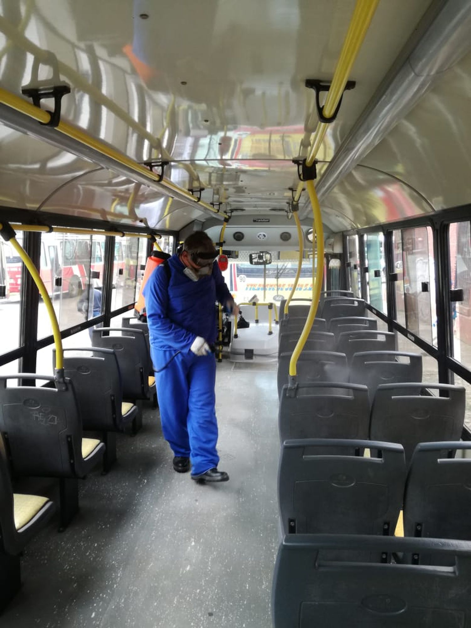 Bromatología comenzó con la desinfección del transporte público 