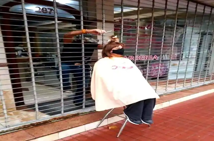 «Ahora atendemos como dice Alberto»: peluquería del centro rosarino hace take away por las restricciones