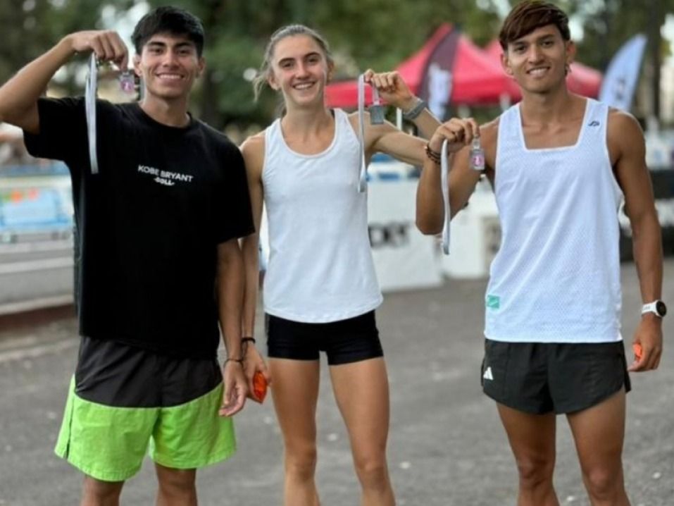 Brian López, Sofía Fregona y Benjamín Castillo Molina. Crédito: PRENSA AEFC RUNNEA