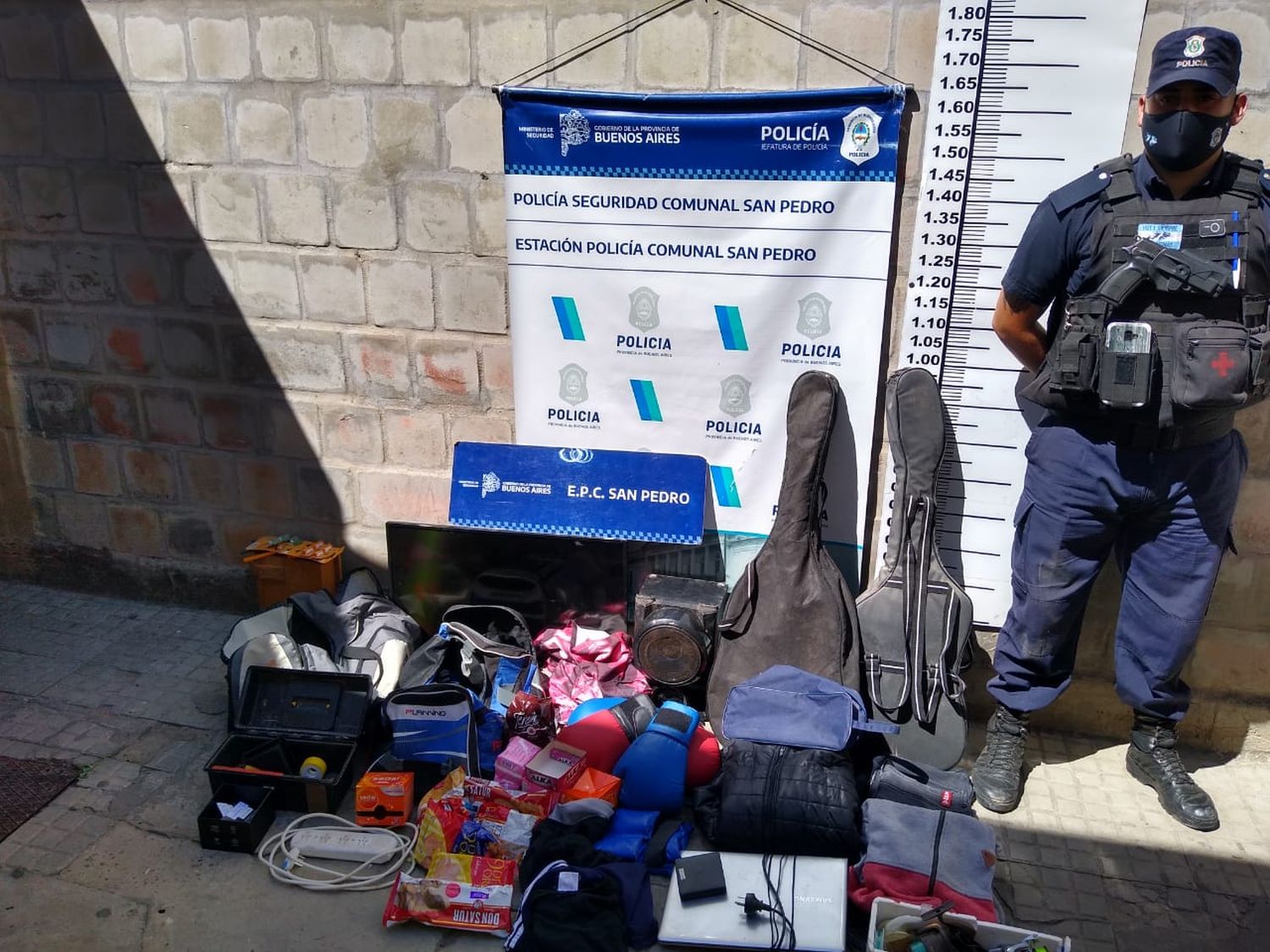 Policía recuperó objetos robados y detuvo a un joven que intentó fugarse por los techos