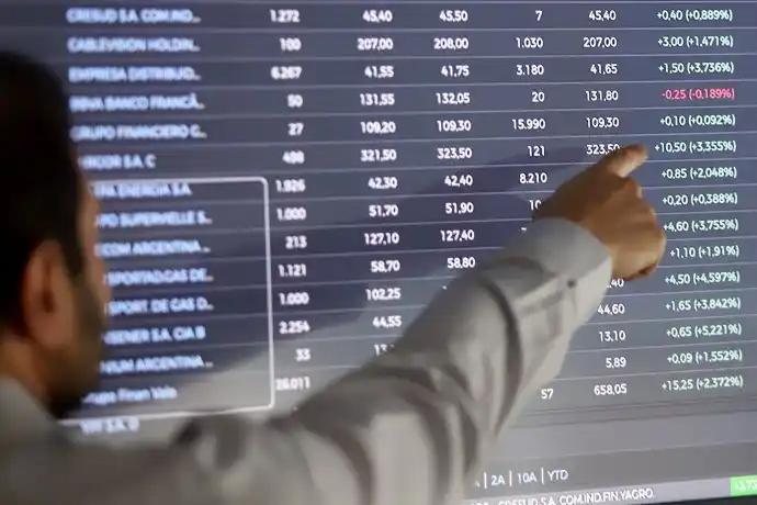 Fiesta en mercados: bolsa récord, el dólar baja fuerte, suben las ADR y cae el riesgo país