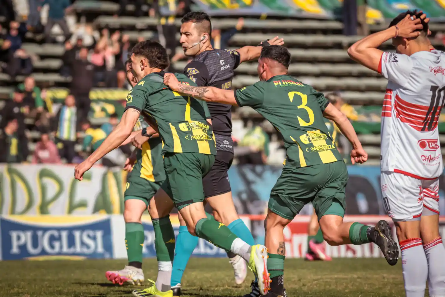 Alan Sosa festejando un gol en el Minella