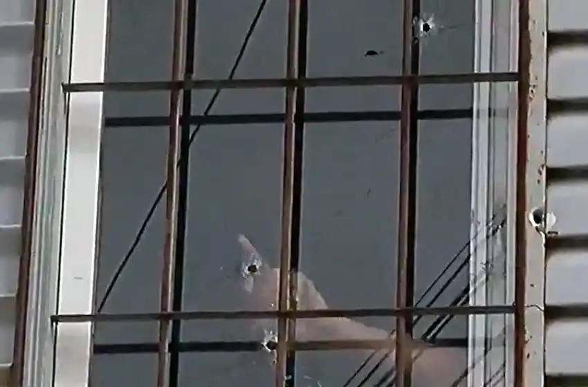 Balearon una casa cerca de una escuela en la zona oeste de Rosario