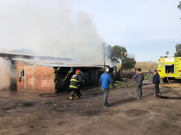 Incendio de una vivienda sobre la Ruta 88