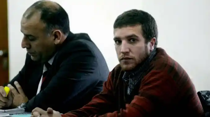 Tiró una bengala y mató: lo condenaron a prisión, pero está prófugo