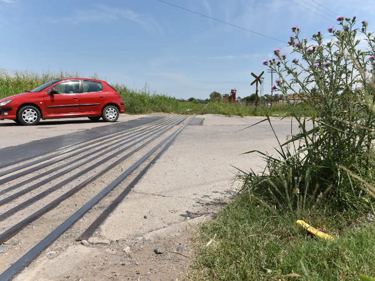 Alertan por la  presencia de yuyos  en cruces de vías