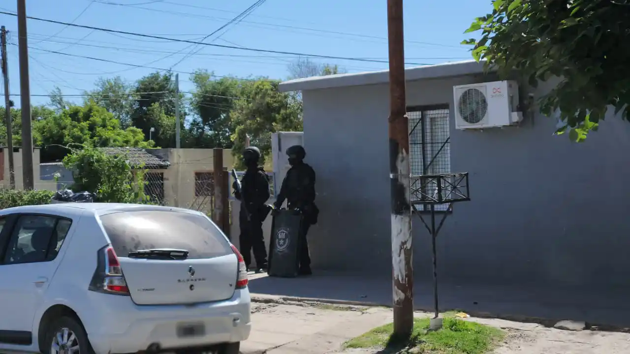 allanamientos en calle tucuman por balaceras detenidos  (1) - 2