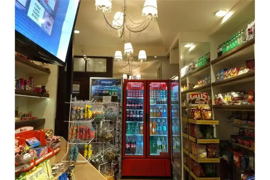 Ataque brutal en un kiosco de Santa Fe: discutió con la dueña, le dio un martillazo en la cabeza y huyó