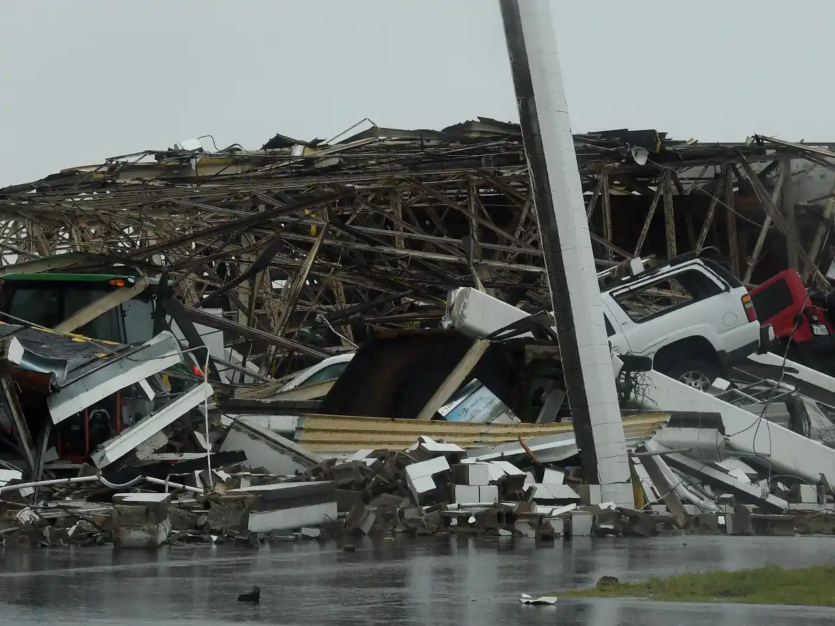 El huracán Harvey tocó tierra en Texas, dejó un muerto, varios heridos y empezó a debilitarse 