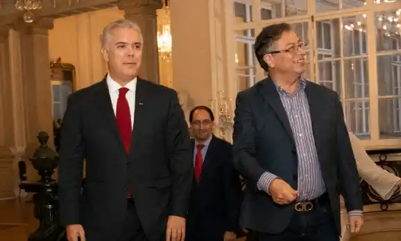 Iván Duque critica la política de Paz Total de Petro en Colombia: “premia al delincuente”