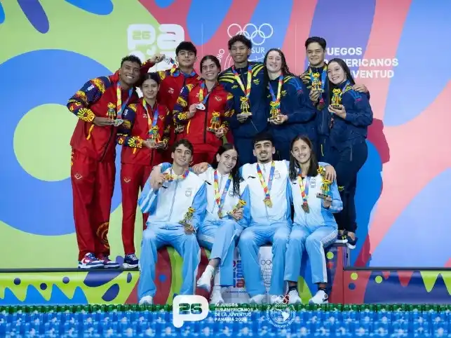 Podio de la posta 4×100 metros estilo libre mixto