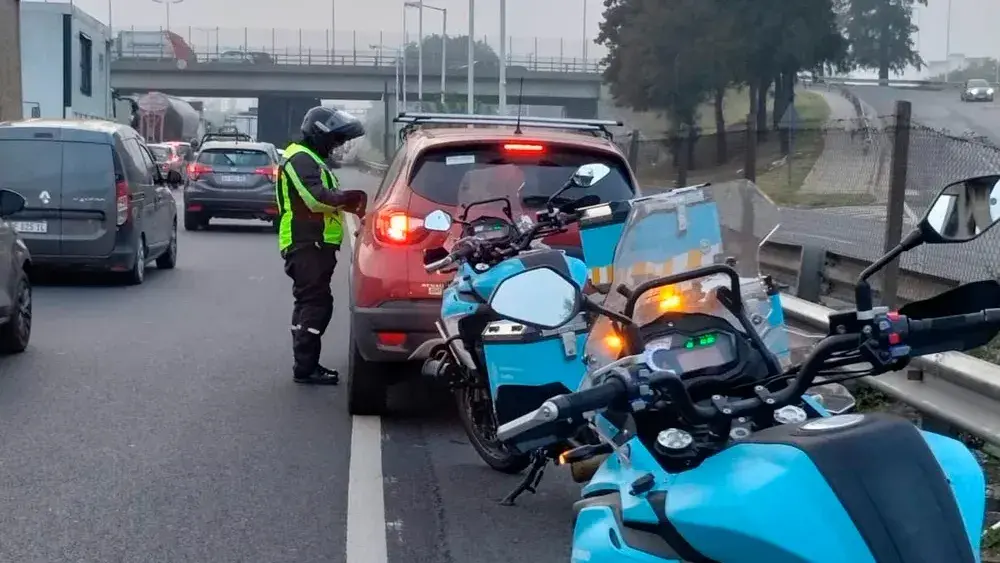 Sancionan a más de 2.000 conductores por circular por la banquina y adulterar patentes