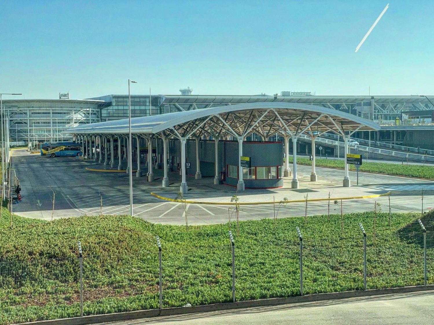 Inauguran una terminal de ómnibus en el Aeropuerto Internacional de Santiago de Chile