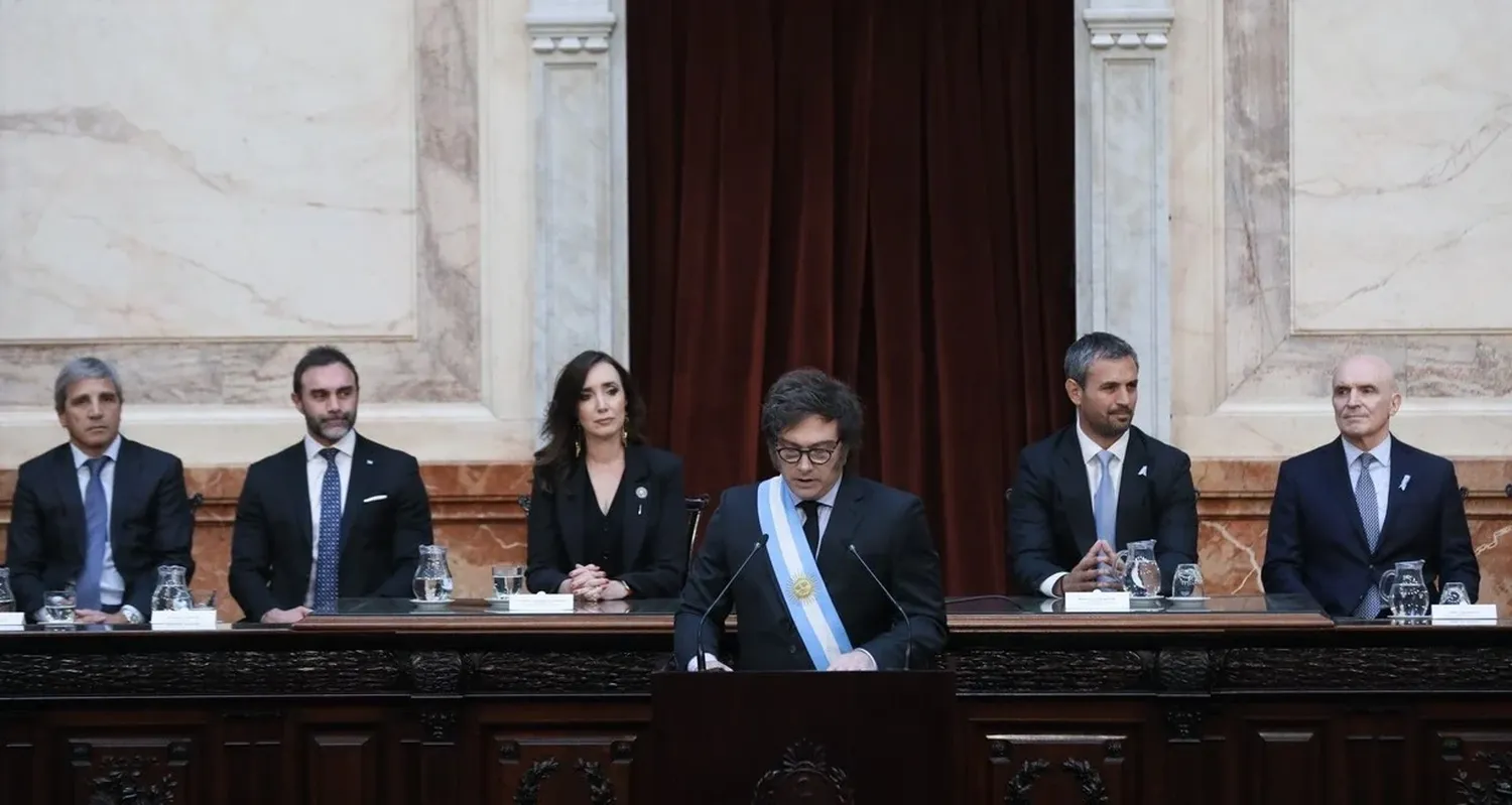 El ministro de Economía Luis Caputo (izq.) estuvo en el Congreso durante la presentación del Presupuesto que hizo Javier Milei el 14 de septiembre por la noche.