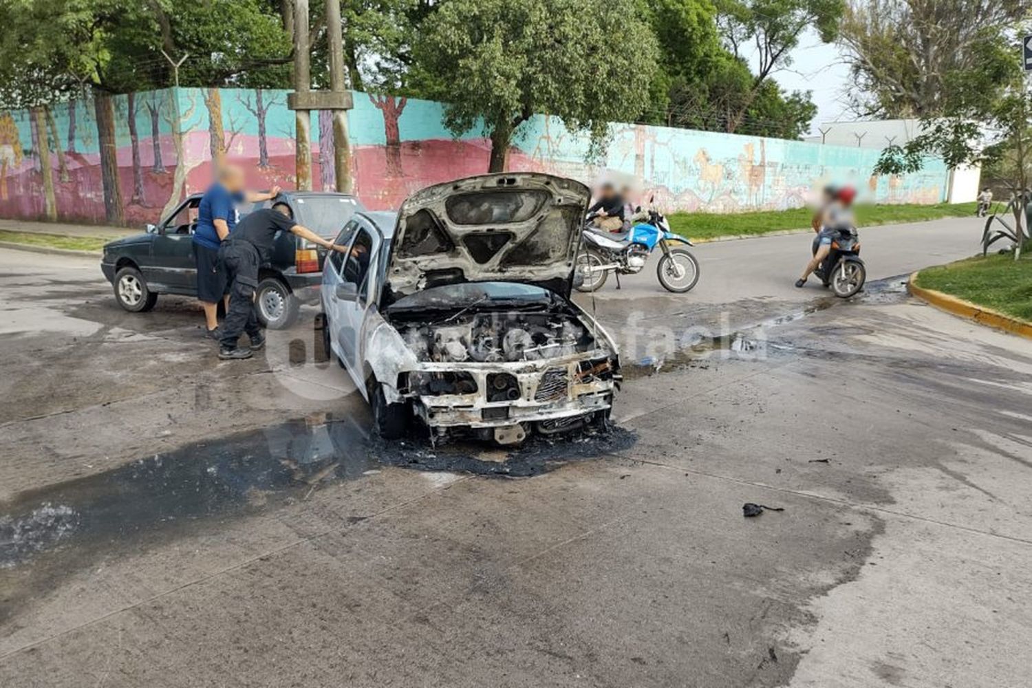 Susto por un auto en llamas en barrio Barranquitas: ¿qué pasó?