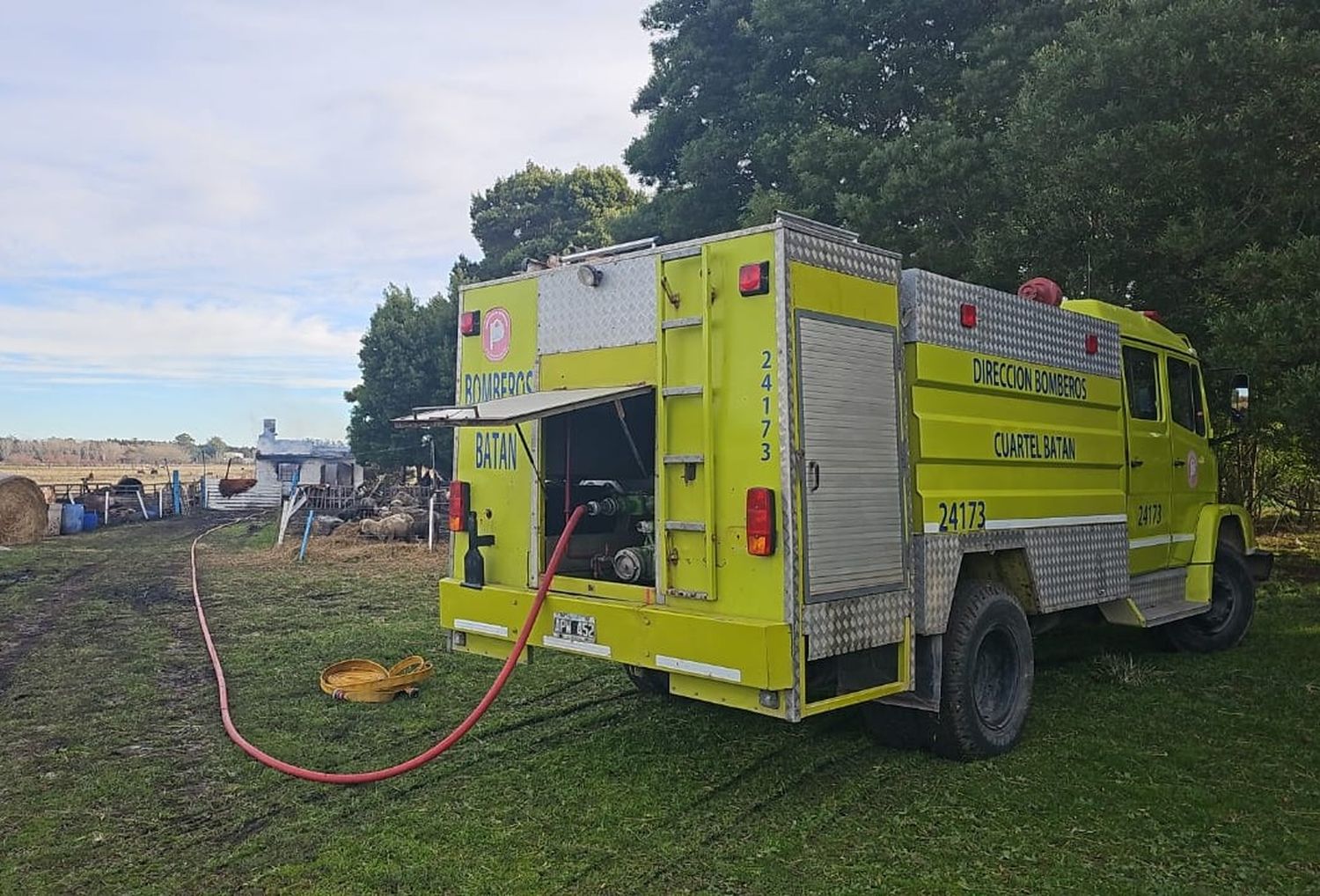 Lo bomberos del Cuartel Batán actuaron rápidamente y controlaron el incendio.