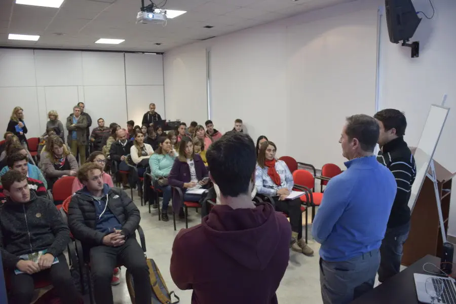 Exitoso curso sobre ecommerce y marketing digital en San Cayetano