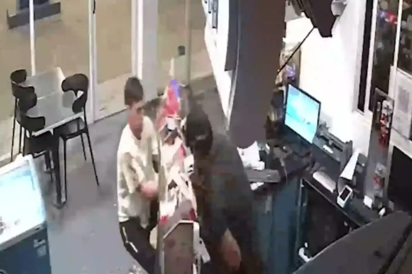 El ladrón disparó antes de huir, afortunadamente, no hubo heridos.