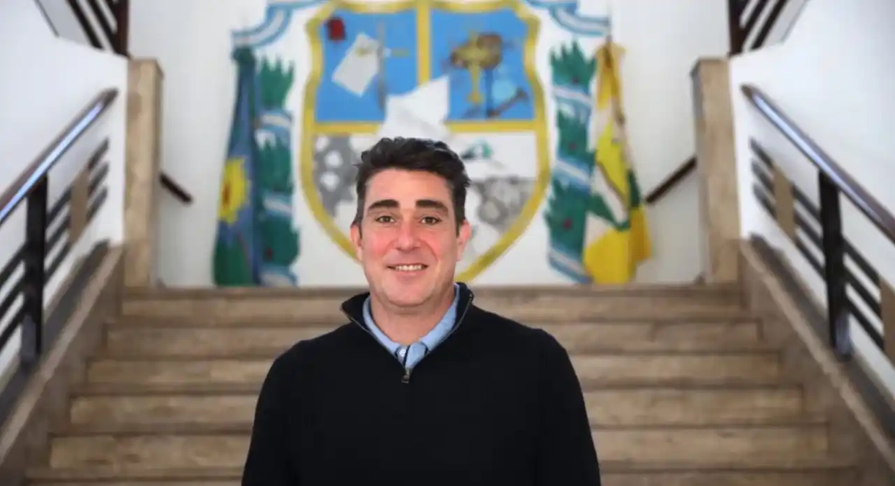 Cómo hizo Javier Iguacel para que los municipales abandonen IOMA y elijan su obra social en Capitán Sarmiento