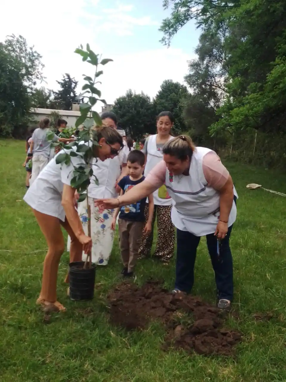 Se plantaron trece árboles frutales en la Escuela “Rudecindo Alvarado”