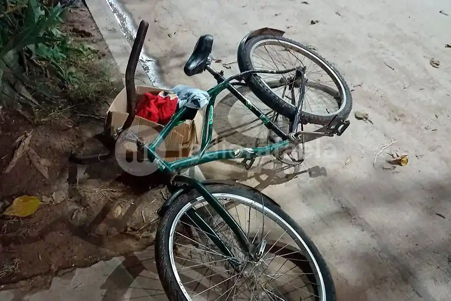 Encontraron una bicicleta abandonada en la calle junto a una caja