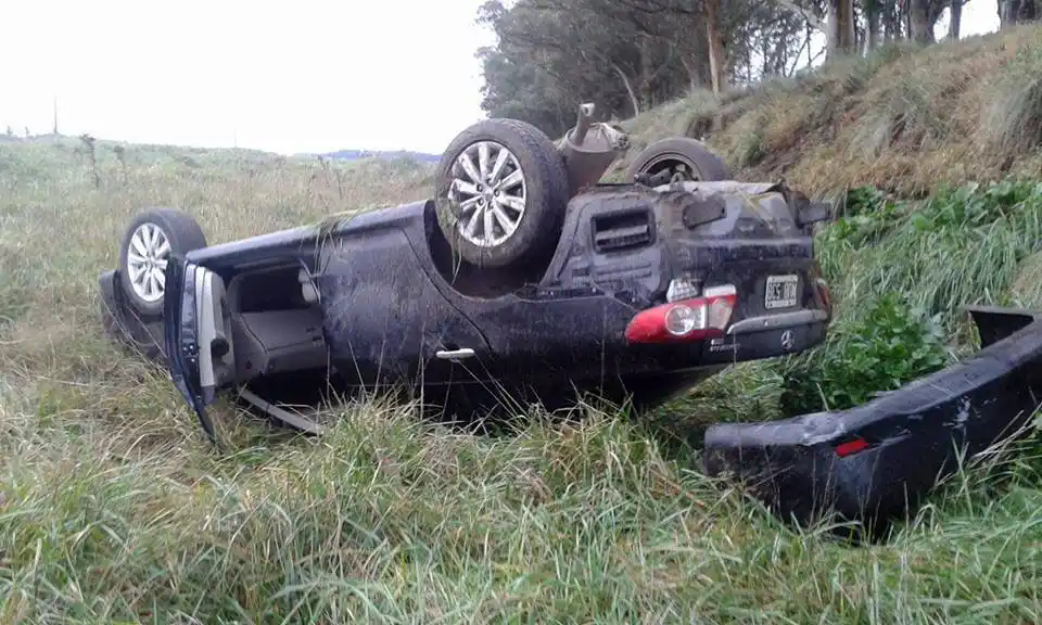 Un vecino de Necochea se despistó y volcó con su auto