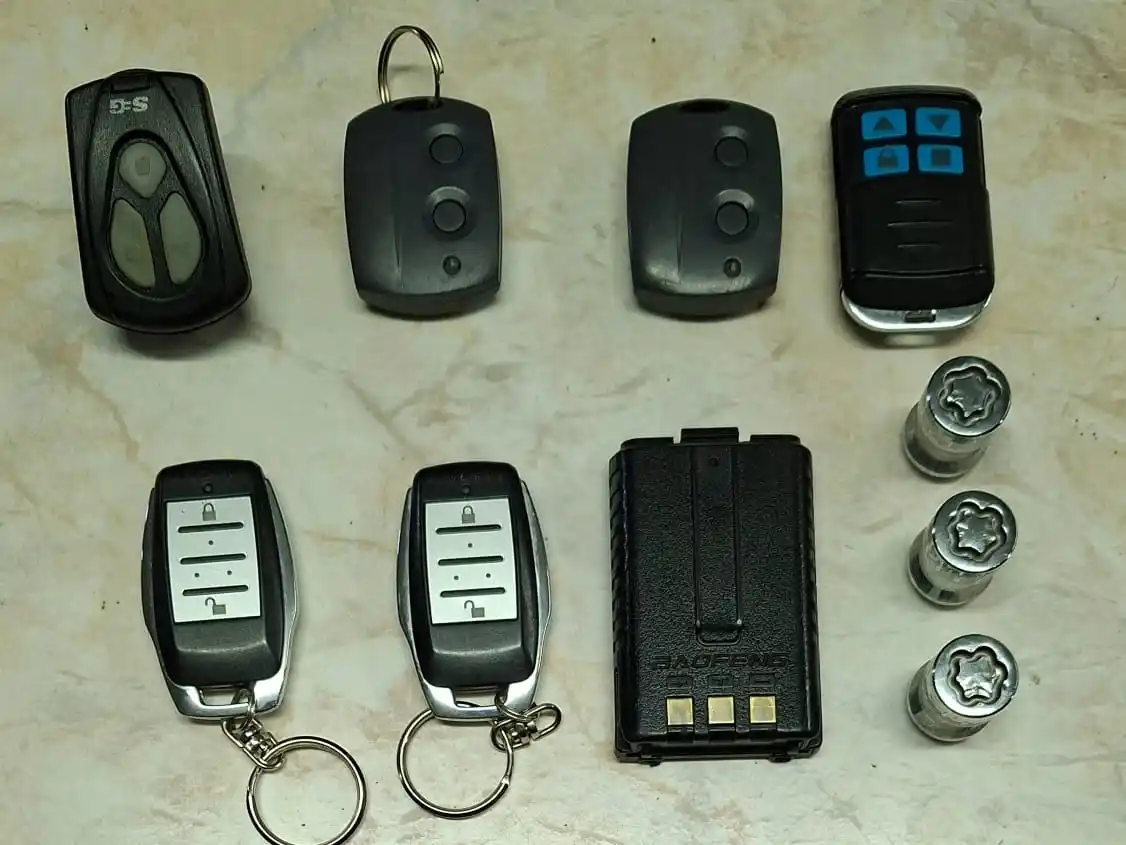 Intentaron robar autos con inhibidores en el centro, los descubrieron y fueron detenidos