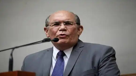 Omar González denuncia que  «Maduro usa a los asilados en la embajada argentina como piezas de cambio»