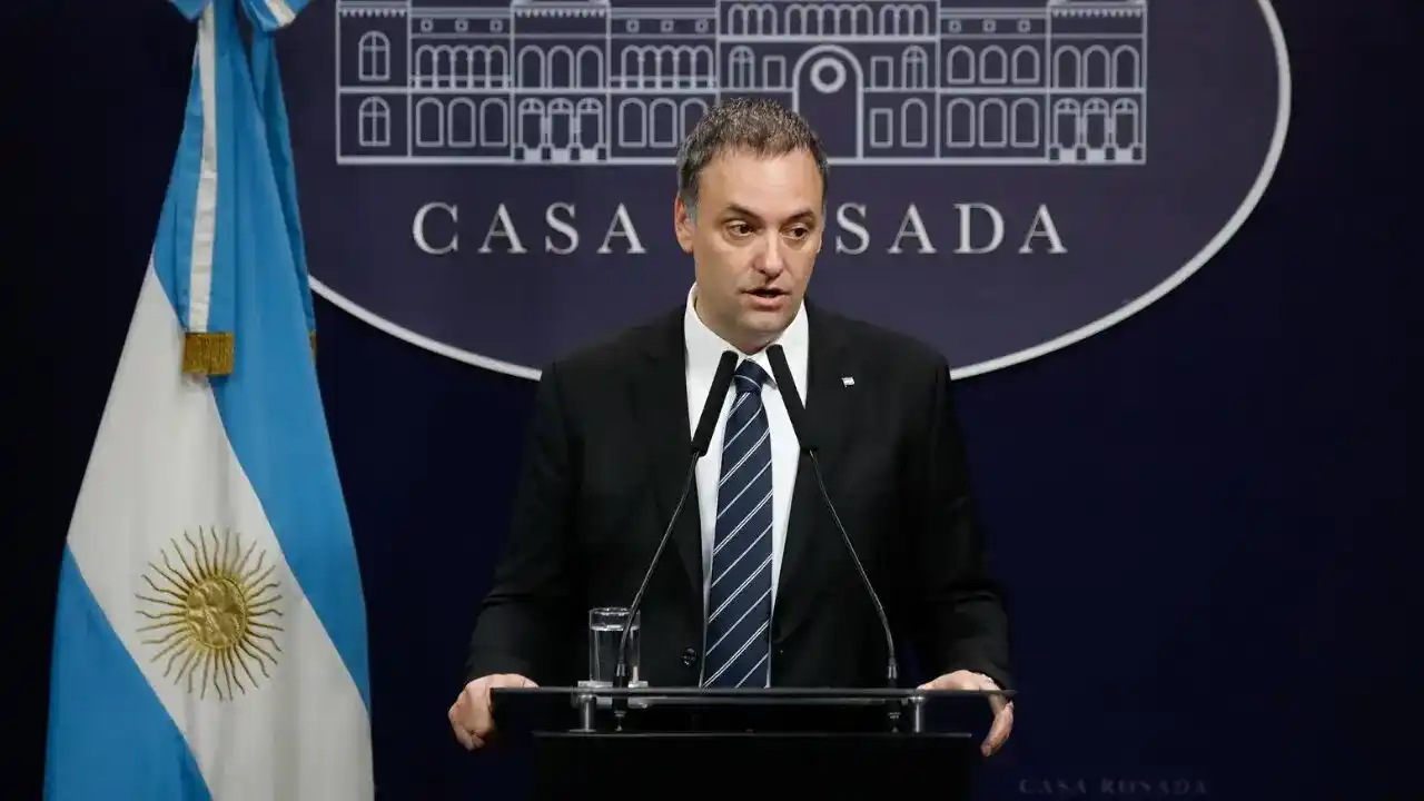 La situación de Adorni: filtran quién habría filmado el vuelo, aparece una aprueba clave y él evalúa su futuro