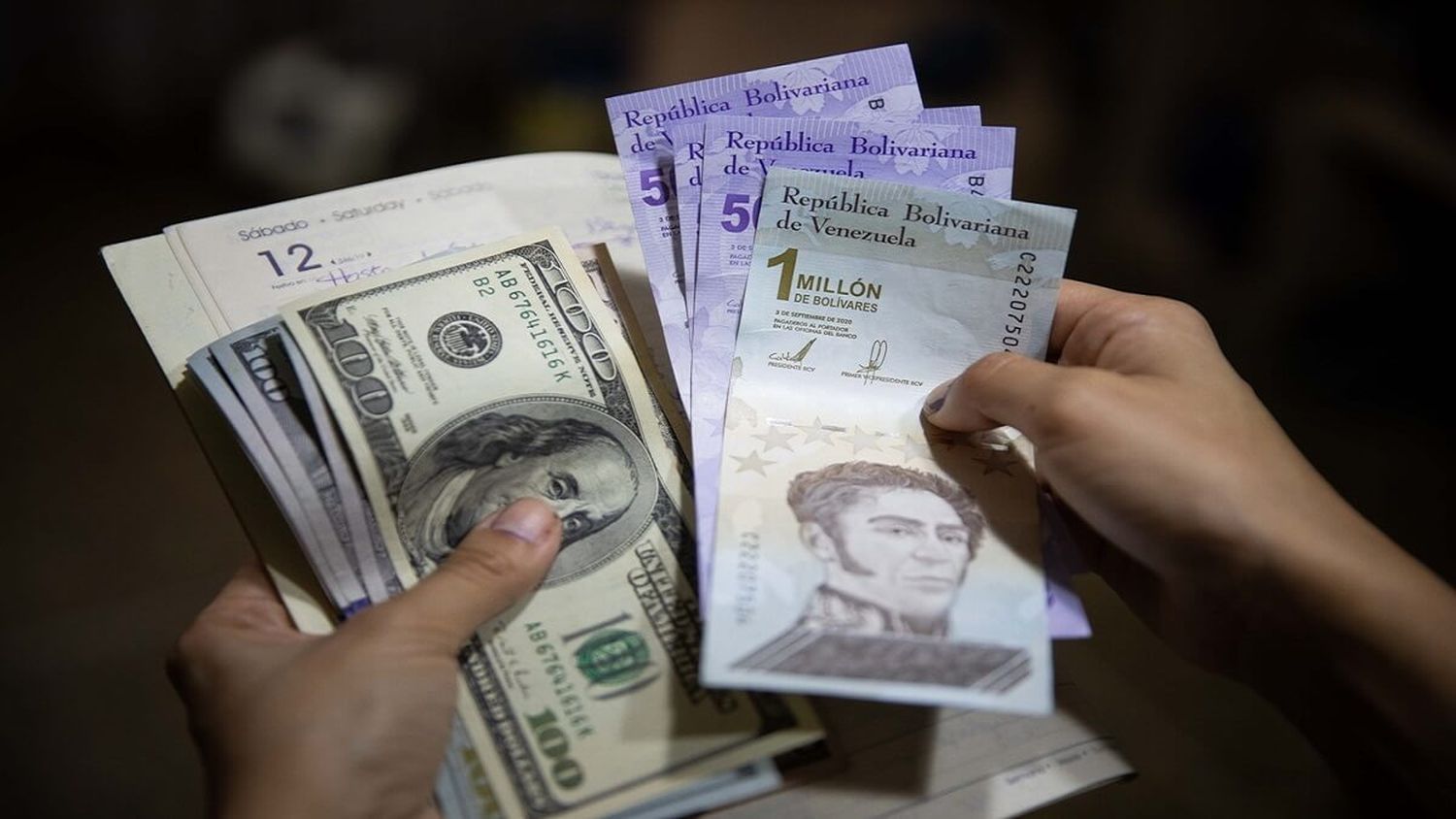 ¡Y EL BCV LE PISA LOS TALONES! Dólar paralelo está a «un pelo de rana calva» de volver a los Bs.18