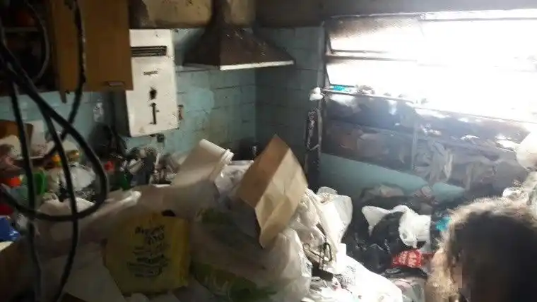 Intervienen una casa donde acumulaban toneladas de basura