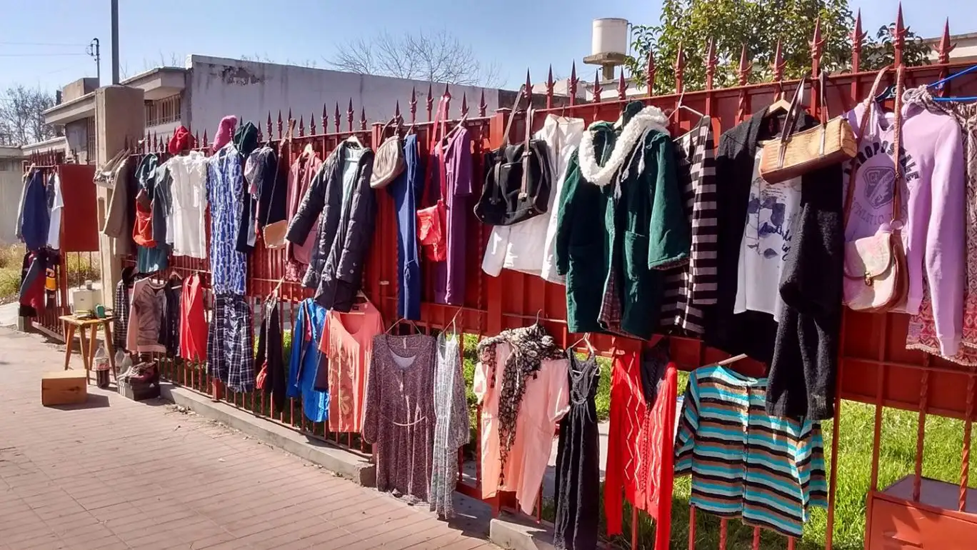 Cada vez hay más venta de ropa usada en la ciudad.