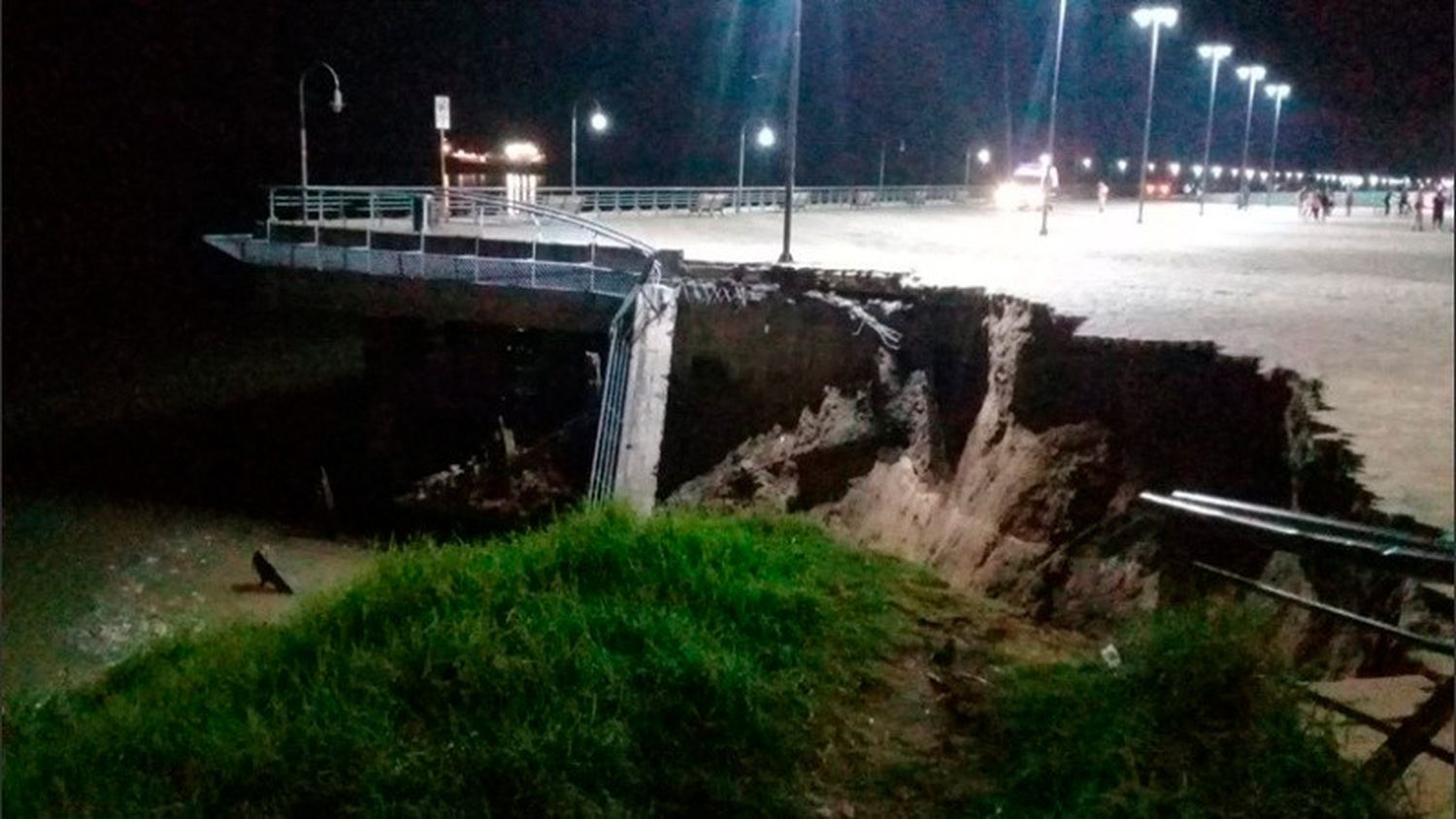 Bajante del río Paraná: se derrumbó parte del muelle en un parque de Rosario