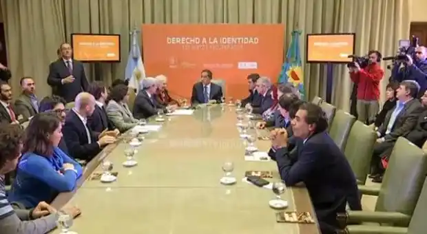 Scioli entregó a Estela de Carlotto la Base de Datos sobre Derecho a la Identidad de la provincia