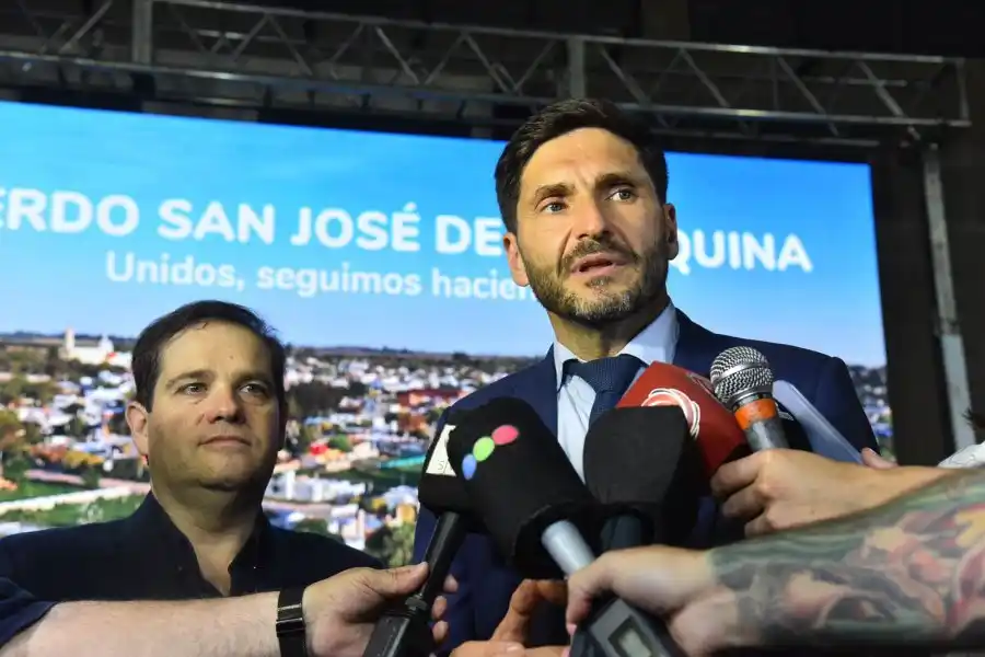 El gobernador en diálogo con los medios en San José de la Esquina