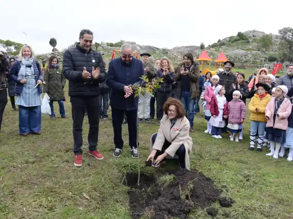 Juegos, robles e identidad: así es el nuevo Paseo de los Vascos al pie de La Movediza
