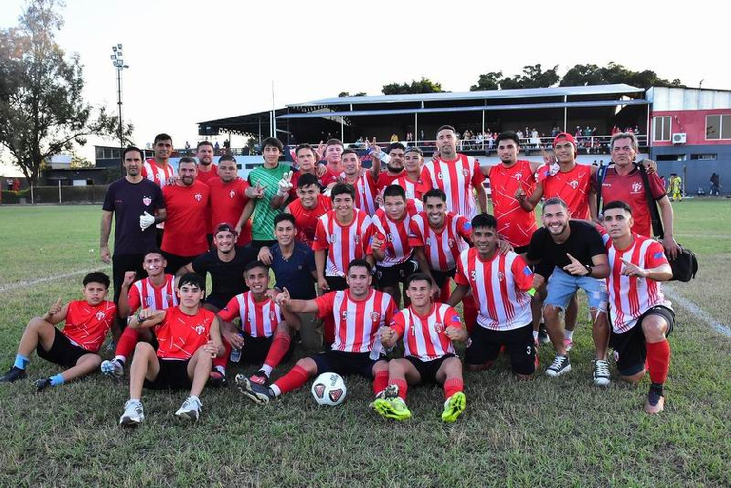 8 de Diciembre estiró su
invicto y es el único líder