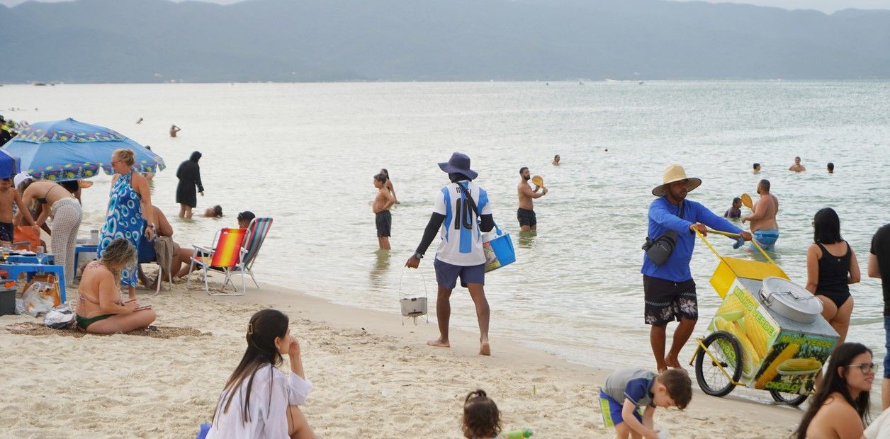 Las autoridades de Santa Catarina minimizaron el hecho, pero un organismo medioambiental denunció que hay sectores "impropios" para bañarse en la isla.