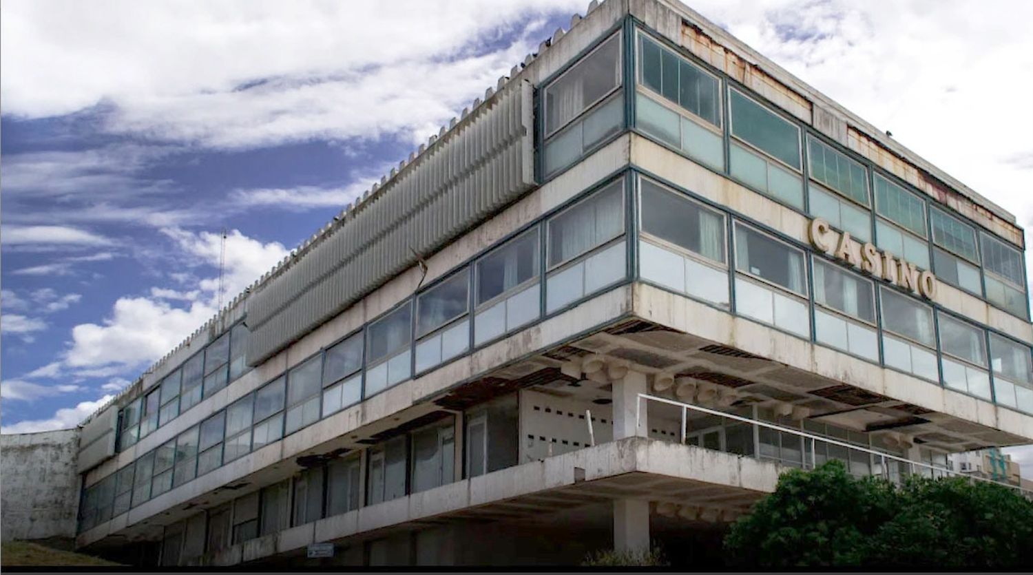 Destruido. Luce desde hace años el complejo de avenida 2