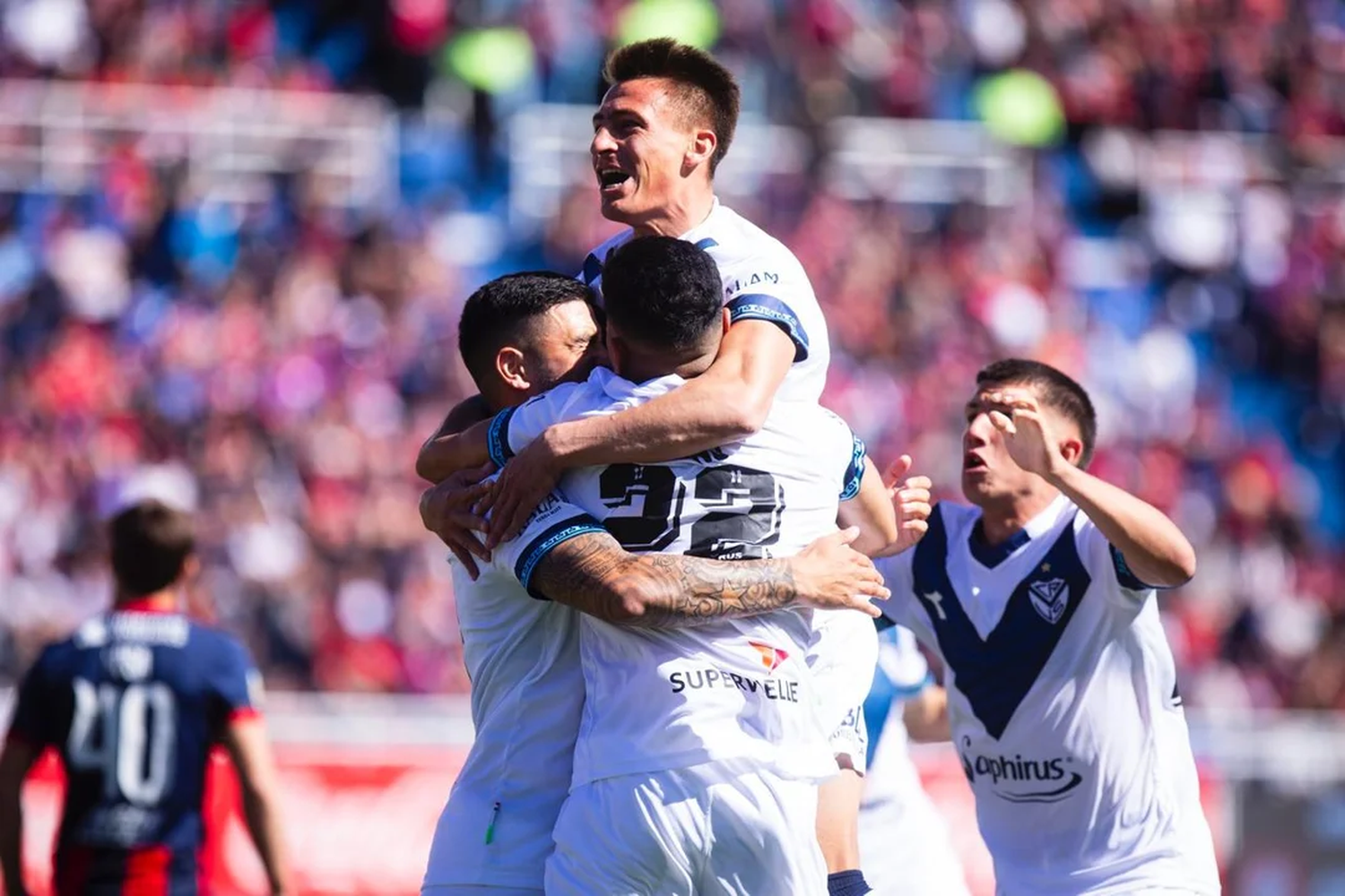 El delantero Braian Romero pone en ventaja a Vélez por 1-0 ante San Lorenzo.